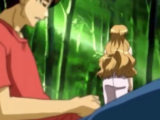 Rondborstig anime strumpet zuigt in bos