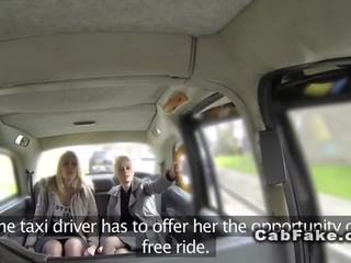 Blondīne lesbietes licking uz viltojums taksometrs
