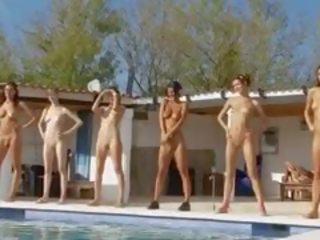 Шість голий schoolmates по в басейн від росія