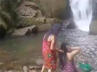 Guapa niñas teniendo bañera al aire libre, gratis sexo presilla 6d