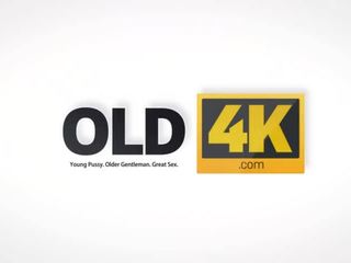 Old4k. γριά άνθρωπος είναι πολύ είδος και caring έτσι γιατί κόρη δίνει αυτόν μουνί