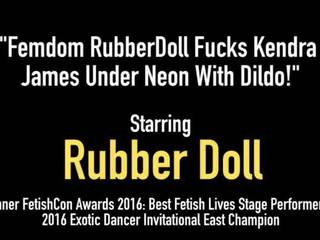 調教 rubberdoll 亂搞 肯德拉 詹姆斯 下 neon 同 假陽具!