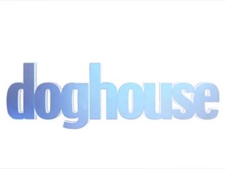 Doghouse - kaira amour est une groovy rousse poulette et bénéficie rembourrage son chatte & cul avec bites
