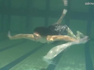 A nadar nua em a nadar piscina solitário femme fatale irina