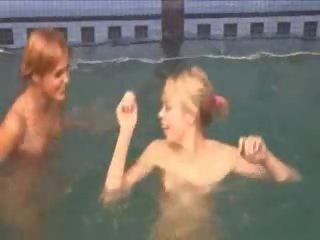 Seksi lezzies dalam yang berenang kolam