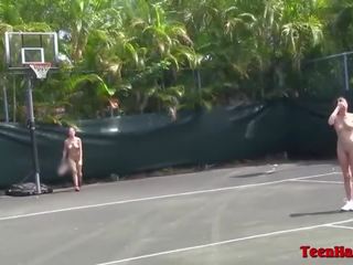Cachondo facultad adolescente lesbianas jugar desnuda tenis & disfruta coño paliza diversión