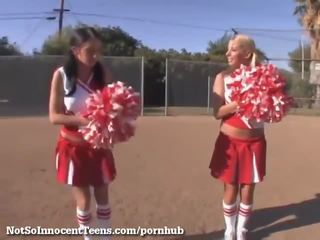Outstanding trekanter med 2 cheerleadersna!