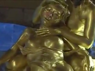 Koningin tortures goud painted slaaf