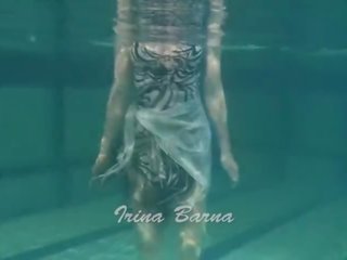 Duke notuar lakuriq në duke notuar pishinë lonely femme fatale irina