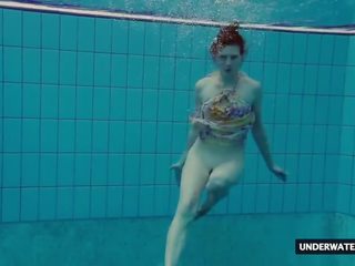 Elite groot titted tiener lera zwemmen in de zwembad