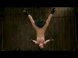 Mergaitė hanging upside žemyn su vibratorius į putė gauti jos kūnas tortured su filmai plakta iki medicininis asmuo į as požemis