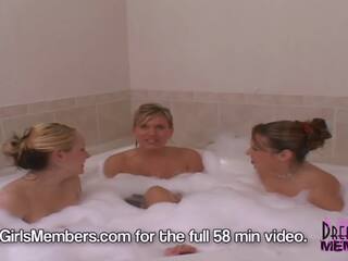 Tres facultad niñas jugar desnudo en la bañera tina