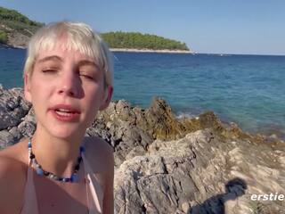 Ersties - søt annika spiller med seg selv på en marvellous strand i croatia