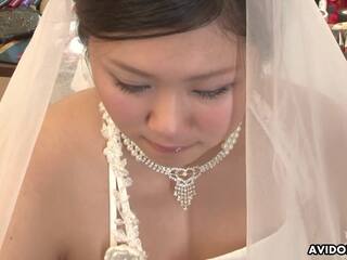 Captivant fille en une mariage robe